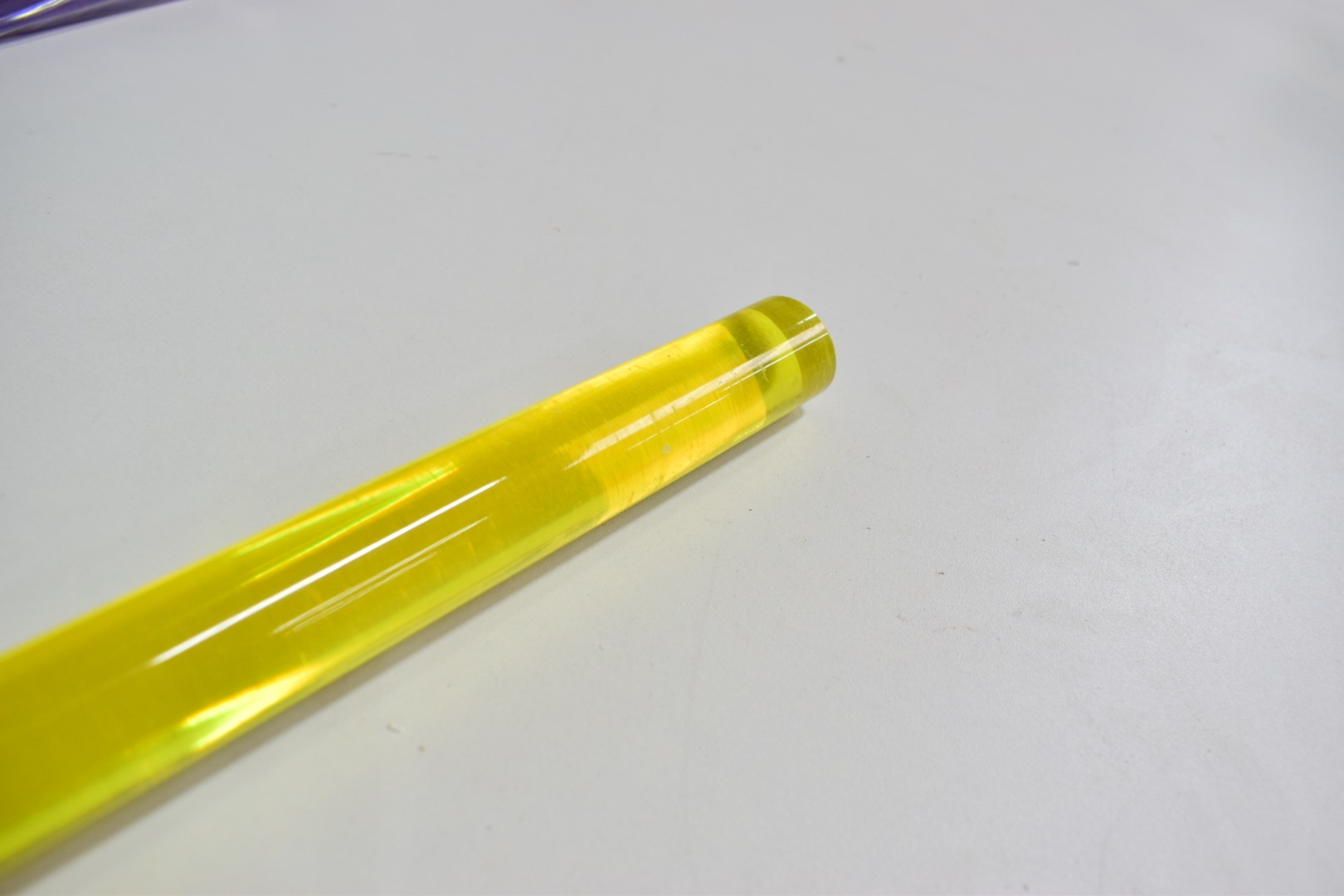 Tige plexiglas jaune transparent